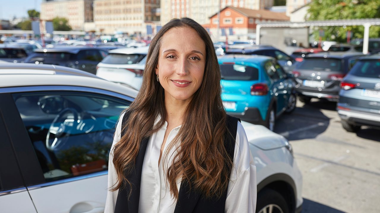 Enterprise Mobility team member showing a customer a car. 